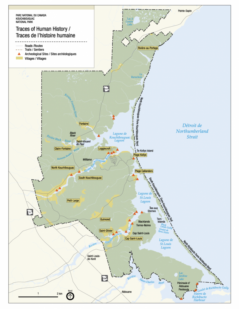 Carte du parc national Kouchibouguac présentant les endroits où des vestiges de l’histoire humaine ont été recensés. Les sites archéologiques, les villages, les routes et les sentiers sont indiqués sur la carte.