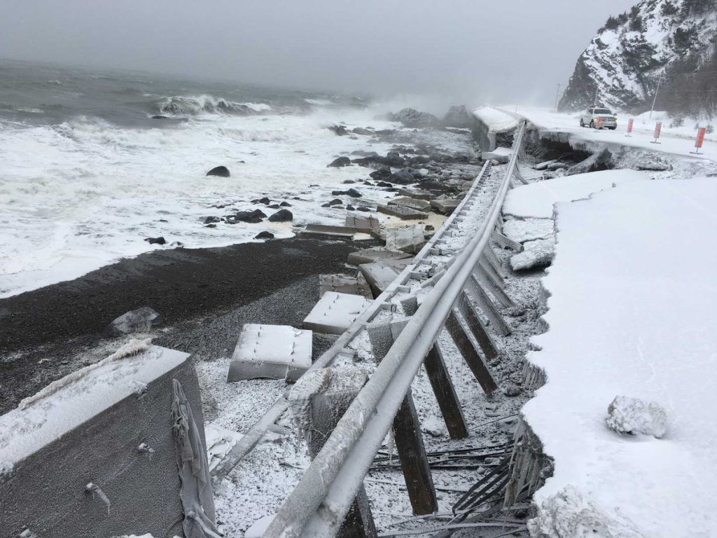 Photographie d'une section de la route 132 en hiver où la route et la glissière de sécurité ont été emportées dans la rivière à La Martre, en Gaspésie.