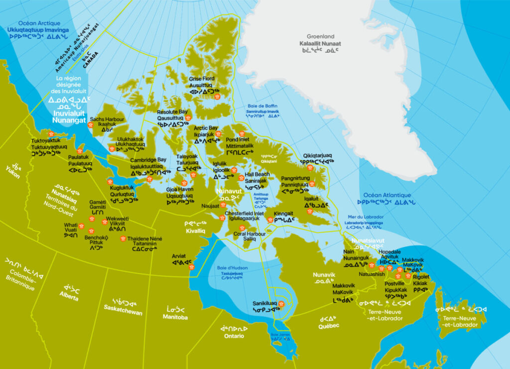 Carte stylisée du nord du Canada qui comprend Terre-Neuve-et-Labrador à l’extrême est, le Groenland à l’extrême nord et l’océan Arctique à la frontière canado-américaine à l’extrême ouest. Les noms des provinces, des territoires, des baies et des océans sont en langue anglaise, inuktitut et inuktitut syllabique. Un logo inukshuk orange identifie plusieurs projets de SmartICE et leur statut dans les communautés suivantes : Grise Fiord Aujuittuq, Resolute Qausuittuq, Arctic Bay Ikpiarjuk, Pond Inlet Mittimatalik, Sachs Harbour Ikaahuk, Ulukhaktok Ulukhaqtuuq, Cambridge Bay Iqaluktuuttiaq, Gjoa Haven Uqsuqtuuq, Taloyoak Talurjuaq, Igloolik Iglulik, Hall Beach Sanirajak, Qikiqtarjuaq, Pangnirtung Panniqtuuq, Tuktoyaktuk Tuktuuyaqtuuq, Paulatuk Paulatuuq, Kugluktuk Qurluqtuq, Naujaat, Chesterfield Inlet Igluligaarjuk, Coral Harbour Salliq, Kinngait, Iqaluit, Burwash Landing/Destruction Bay Tapasuktuq / Tasiujaq, Gamètì Gamiiti, Whatì Vuati, Behchokǫ̀ Pittuk, Wekweètì Viikviit, Thaidene Nëné Taitaniniin, Arviat, Sanikiluaq, Nain Nunainguk, Natuashish, Hopedale Agvituk, Makkovik MaKovik, Postville KipukKak et Rigolet Kikiak.